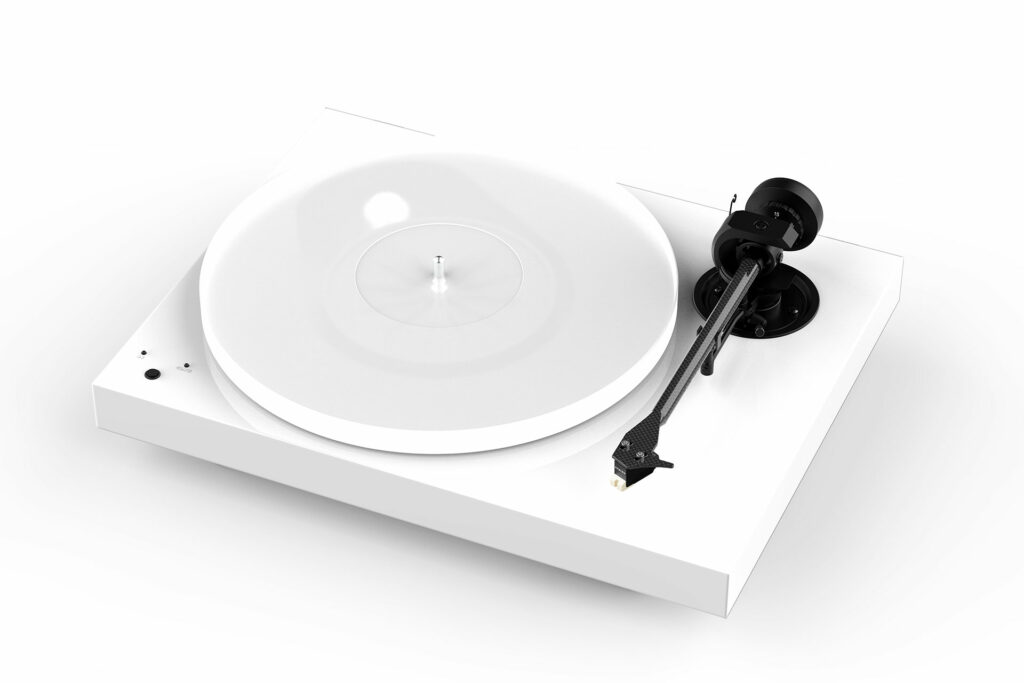 The Pro-Ject X1 B turntable in High-Gloss White paint finish. 