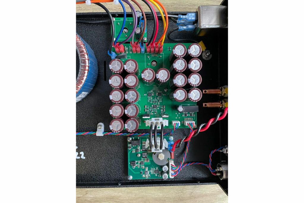 Look inside the AtmaSphere Class-D amp with the top off.