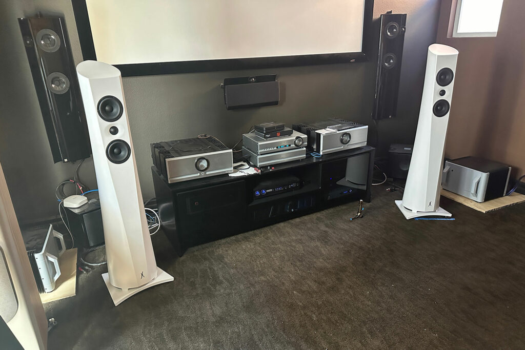 The PS Audio BHK 600 monos with Greg's new Estelon AURA speakers. 