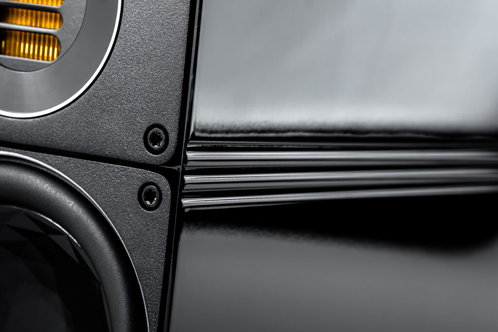 A nice close up on the details of the ELAC Elegant BS 3212 speakers