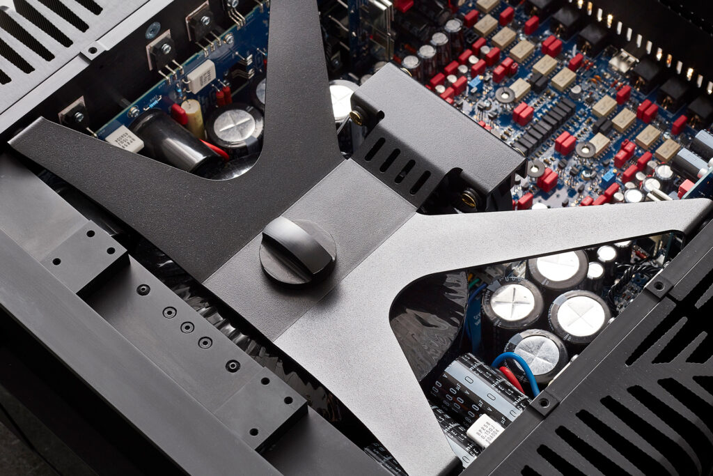 It is hared to overstate the extreme nature of the engineering and build quality that goes into a Gryphon amp.
