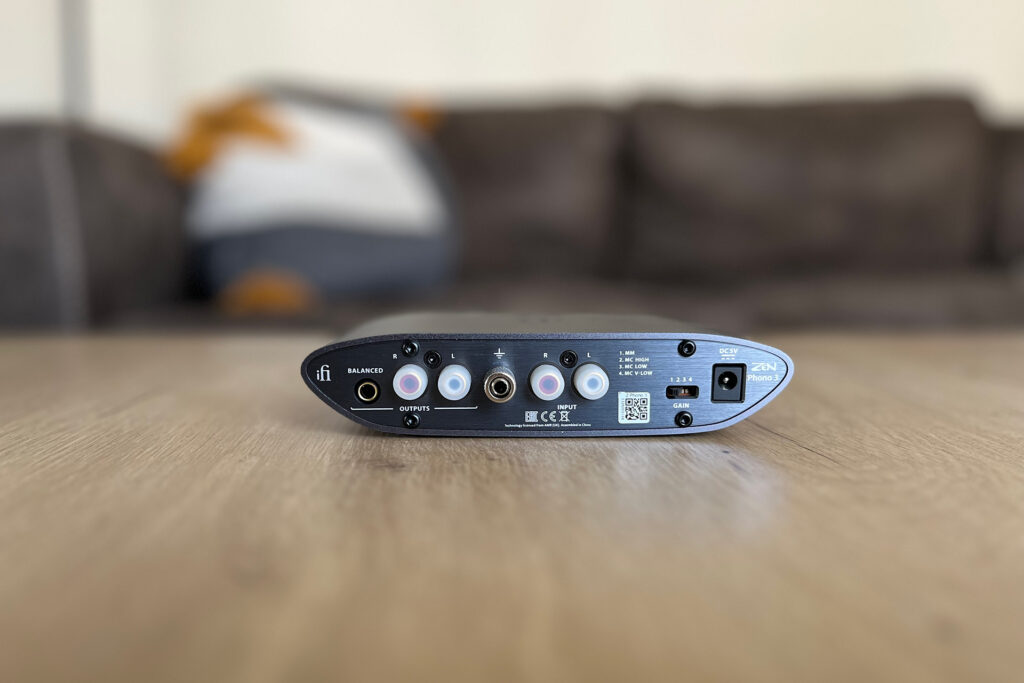 A look at the input and output options on Andrew Dewhirst's review sample.