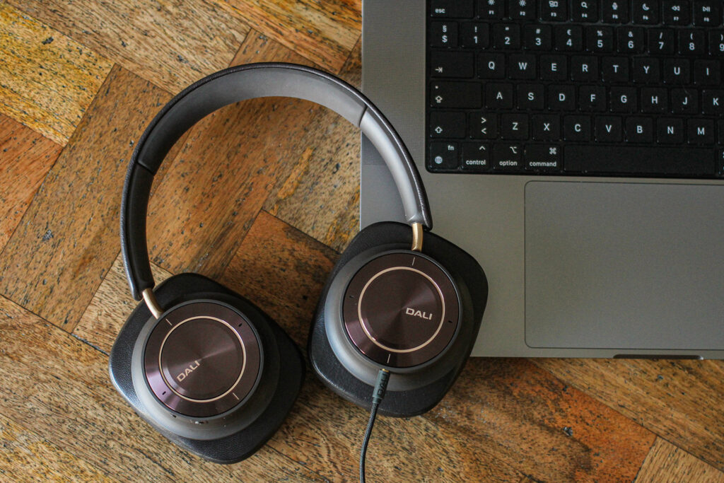 The Dali IO-12s are the perfect compliment to an Apple MacBook Pro laptop for those looking for some high performance sound. 