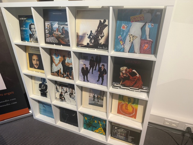 Vinyl displayed correctly (cover art out)