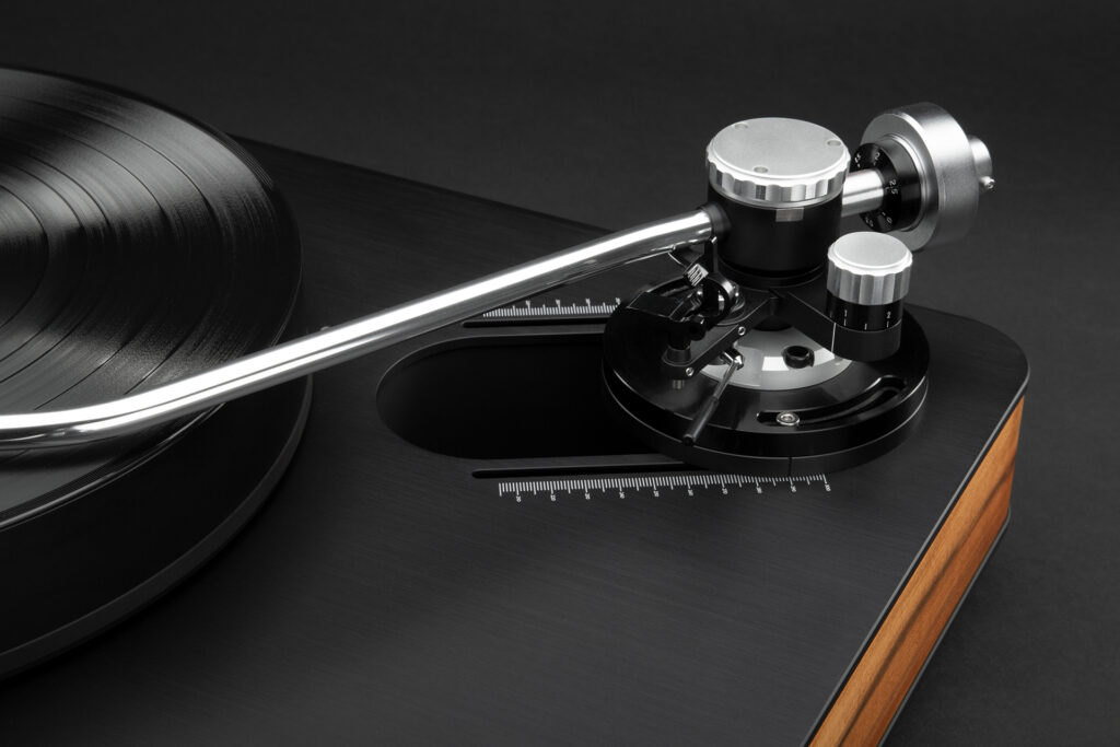 A close up of the tone arm on the Dr. Fieckert Woodpackert Turntable.
