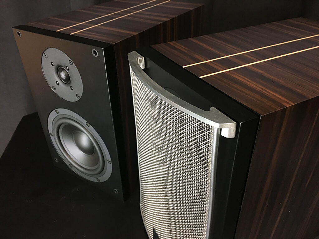 Studio Electric M4: grills on and grills off