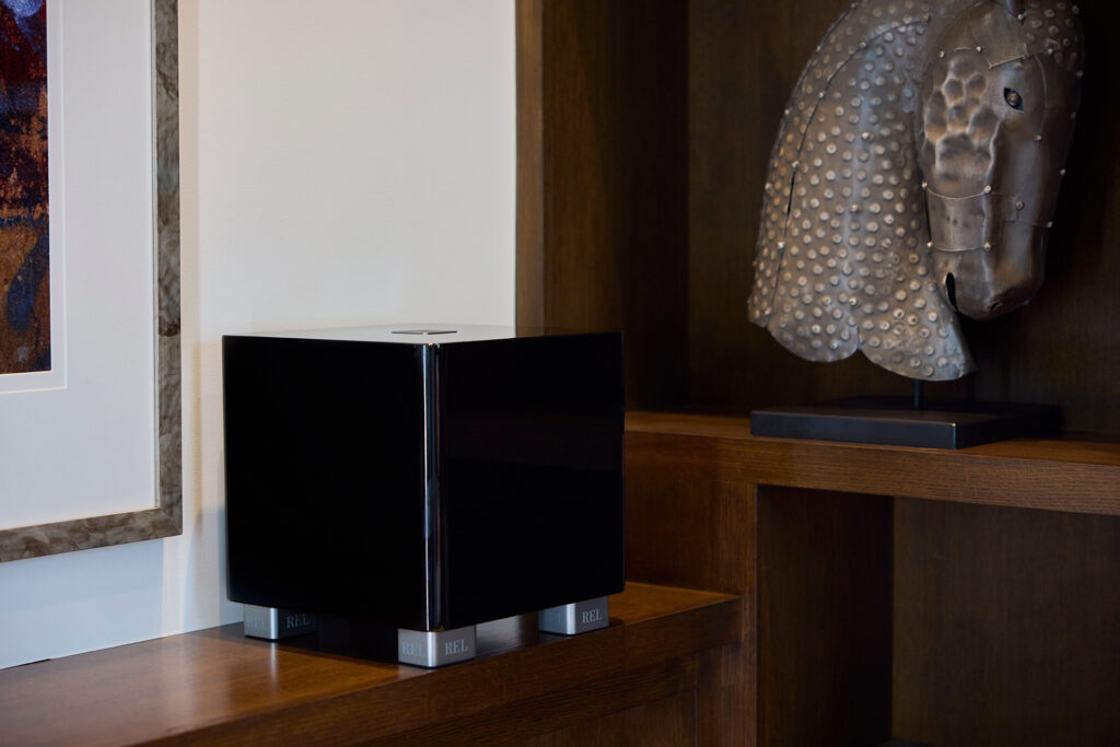 A black REL T/x5 in a very clean installation.