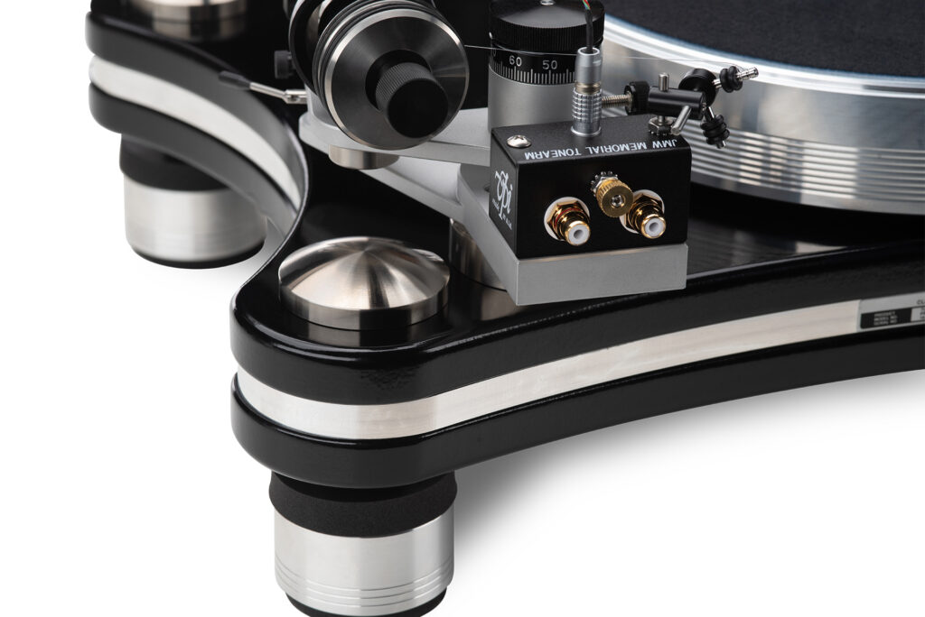 A glance at the analog outputs of the made-in-America VPI Signature 21 turntable.