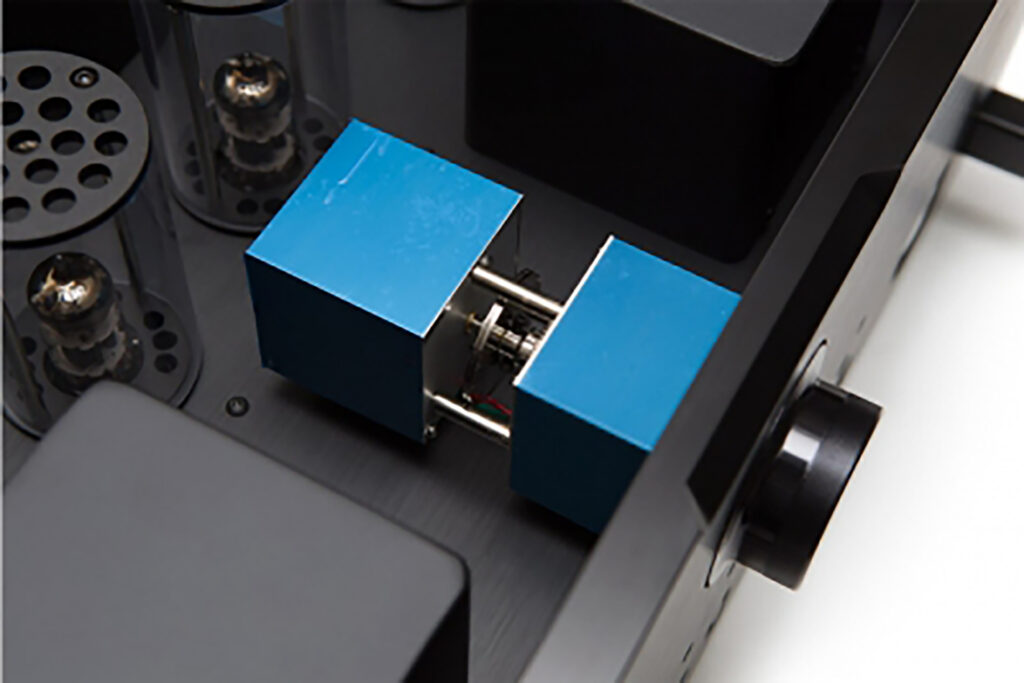 An under-the-hood look at the Allnic L-7000 stereo preamp.