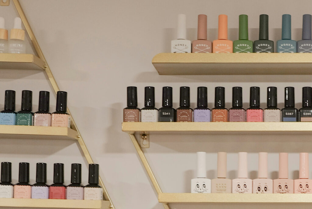 Jerry is testing the audiophile effects of painting his nails a flat black - Goth-style. We will report back to you on this proposed audiophile tweak.