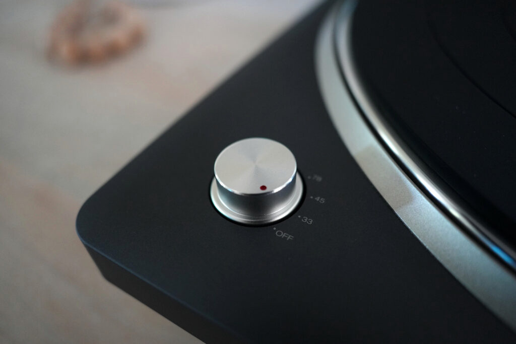 Changing speeds on the Denon DP-500BT is easy.