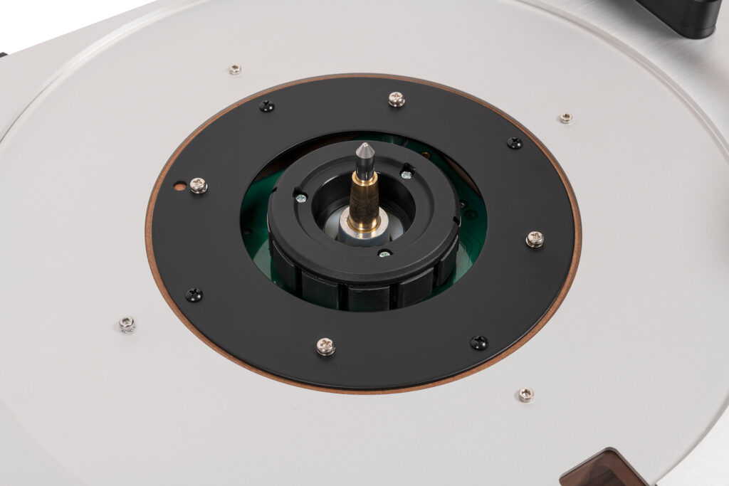 The platter of the Thorens 404 in a close-up.