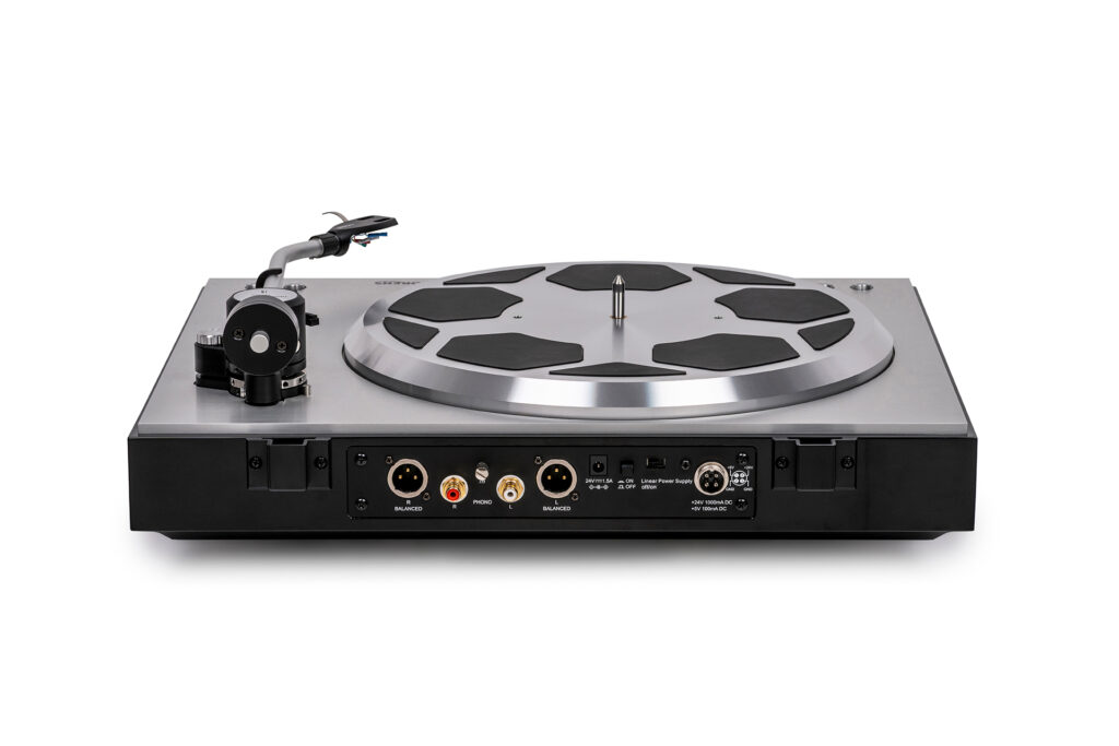 A look at the rear of the Thorens 404.