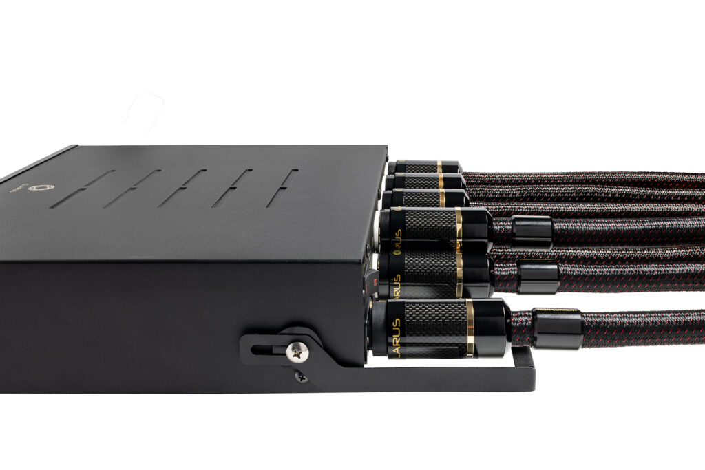 Another look at the creative cable management of the Clarus Centro MKII. 
